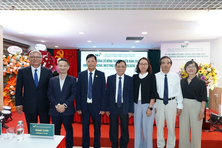 Ông Hoàng Tuyên (thứ ba từ trái sang) chuyển giao ghế Chủ tịch TNH cho bà Thuỳ Giang (thứ ba từ phải sang).