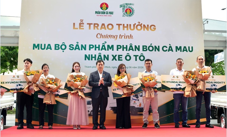 Ông Nguyễn Thanh Tùng, Tổng Giám Đốc PVCFC trao giải xe tải Hyundai 3,5 tấn cho các đại lý