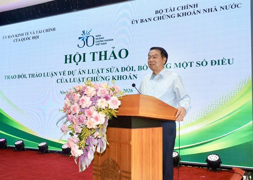 Thứ trưởng Bộ Tài chính Nguyễn Đức Chi phát biểu tại hội thảo