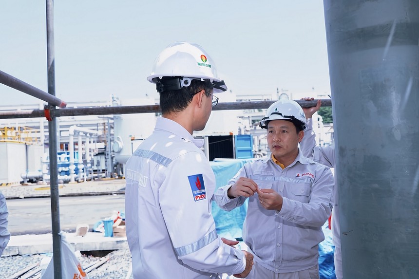 Ông Nguyễn Thanh Tùng - Tổng giám đốc PVCFC trực tiếp kiểm tra các hạng mục tại công trường.