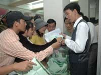 Trong số những người tham gia đấu giá cổ phiếu IPO có rất nhiều “chân gỗ”. Trong ảnh: Đấu gia cổ phiếu IPO của Công ty Kinh doanh khí hóa lỏng miền Nam