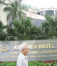 Không ít cán bộ, công nhân viên của Khách sạn Kim Liên đã không mua nổi CP ưu đãi vì giá quá cao