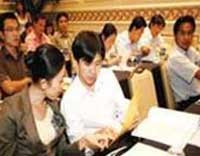 Các nhà đầu tư theo dõi thông tin tại một phiên đấu giá cổ phần doanh nghiệp mới tổ chức ở TP.HCM