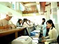 Ngân hàng ngoại tìm nhiều cách để thâm nhập thị trường bán lẻ Việt Nam
