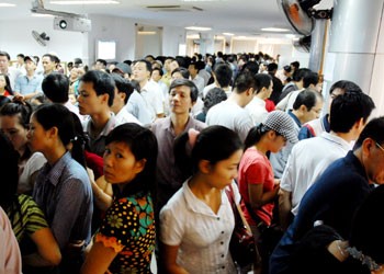 Nhà đầu tư chen chúc theo dõi giao dịch