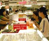 Mặc dù vào mùa mua sắm trang sức, nhưng lượng khách giao dịch tại các cửa hàng ở khu vực chợ Bến Thành (TPHCM) rất thưa thớt