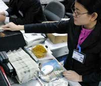 Một nhân tố khác cản trở đến sự phát triển của công cụ phái sinh là môi trường chính sách mà đầu tiên là việc tính thuế.