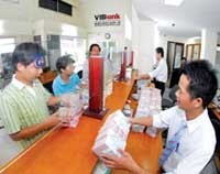 Khách hàng giao dịch tại VIB Bank.