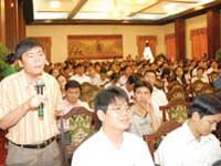 NĐT đặt câu hỏi với ban tổ chức buổi giới thiệu cơ hội đầu tư vào VCB tại TPHCM.