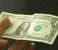So với cùng thời điểm này năm ngoái (tháng 1/2007), tỷ giá mua bán USD của các ngân hàng thương mại giảm tới 65 - 70 VND/USD, tương ứng với mức giảm 0,5%.
