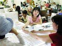 Giá vàng lên xuống thất thường làm người mua vàng bối rối vì lúc thấy lời, khi thì lô