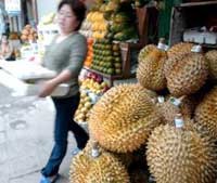 Hoa quả nhập khẩu bày bán ở khu vực chợ Hàng Da (Hà Nội).
