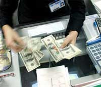 Khan hiếm tiền đồng, ngân hàng hạn chế mua USD