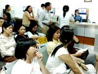 Nhiều nhà đầu tư căng thẳng và phiền lòng vì không khớp lệnh mua-bán vàng được.