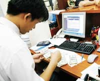 NHNN nên tung tiền đồng ra mua vào USD để hỗ trợ các doanh nghiệp xuất khẩu.