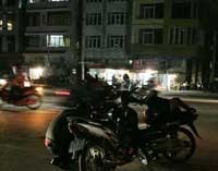 Gần 1 tháng nay Hà Nội thường xuyên bị cắt điện. Nhiều nhà dân phải sử dụng máy phát điện.