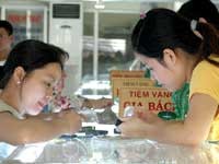 Khách hàng mua sắm vàng nữ trang.