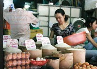 Nhà nước nên lựa chọn những mặt hàng cần thiết để tập trung bình ổn giá, các mặt hàng khác chỉ cần tạo cơ chế, xây dựng hệ thống giá cả công khai và phân phối tốt 