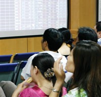 Khác với đa số NĐT khác, Buffett không đào sâu tìm hiểu nguyên nhân tại sao thị trường tăng - giảm
