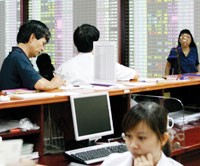 Khi sử dụng báo cáo tài chính để dự đoán tương lai DN trong định giá cổ phiếu thì nhà phân tích thường có 
cái nhìn thiên về tài chính và kinh doanh.
