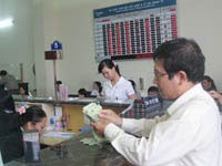 Lãi suất giảm nhưng các ngân hàng vẫn thu hút người dân gửi tiết kiệm.