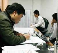 Các CTCK đưa ra nhiều chương trình khuyến mại hấp dẫn nhằm lôi kéo nhà đầu tư - Ảnh minh họa: Đức Thanh.
