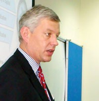 Ông Dominic Barton.