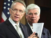 Thượng nghị sĩ Harry Reid, lãnh đạo phe đa số trong Thượng viện, đêm thứ Năm đã giơ cho báo chí xem bản kế hoạch, từ 2 trang rưỡi ban đầu đến nay đã lên hơn 40 trang (ảnh: AP) 
