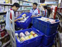 Nhân viên một siêu thị ở Đài Bắc (Đài Loan) thu hồi sữa Nestle sản xuất tại Trung Quốc có melamine  - Ảnh: Reuters