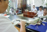 Thị trường ngoại tệ trong nước gần như không bị tác động từ việc bơm tiền cứu thị trường tài chính thế giới.