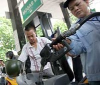 Người tiêu dùng mong muốn giá xăng giảm mạnh.