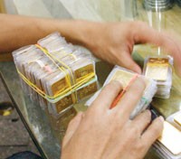 Vàng rơi khỏi mốc 700 USD/oz, vàng vật chất trong nước khan hiếm 
