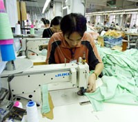 Dệt may loay hoay gỡ thế khó