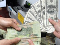 Tới đây, muốn bán USD theo đúng quy định của pháp luật, người dân đến ngân hàng thay vì các tiệm vàng được ngân hàng ủy quyền đổi ngoại tệ như trước đây.