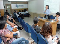 Đại diện Cục Thuế TP.HCM giới thiệu Luật Thuế TNCN chiều ngày 1/12 cho các NĐT tại Công ty chứng khoán Âu Việt.