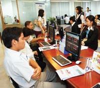 HOSE vẫn duy trì song song 2 hệ thống giao dịch trực tuyến và đại diện tại sàn.