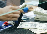 Lãi suất huy động USD vẫn đang “lội” ngược dòng so với xu hướng của thế giới.