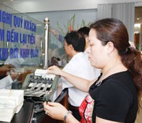 Lâu nay, doanh nghiệp Việt Nam quen sử dụng đồng USD trong giao thương quốc tế.