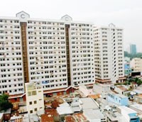 Bài toán khó cho các đô thị hiện nay là không di dời nổi người dân ra khỏi khu vực giải phóng mặt bằng do không bố trí kịp các khu tái định cư, dẫn đến tiến độ giải phóng mặt bằng bị "ngâm" qu