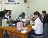 Khách hàng cá nhân chấp nhận trả phí để trả nợ trước hạn.