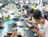 Các DN như ngành da giày đang có nhiều cơ hội vay vốn từ gói kích cầu để phát triển sản xuất.