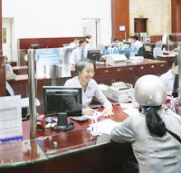 Giải pháp khả thi được đưa ra là miễn giảm thuế cho các ngân hàng thương mại.