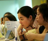 Riêng đối với chuyển nhượng chứng khoán, đa số thành viên UB Tài chính - Ngân sách đồng tình miễn thuế TNCN đến hết năm 2010.