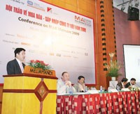 Thứ trưởng Bộ Kế hoạch và Đầu tư Nguyễn Bích Đạt phát biểu tại Hội thảo.
