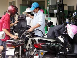 Nhiều ý kiến cho rằng các doanh nghiệp kinh doanh xăng dầu chưa thực sự tiết giảm chi phí, giảm giá bán.