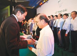 TS Nguyễn Anh Tuấn, Tổng Biên tập Báo Đầu tư trao Kỷ niệm chương cho các DN tham dự Cuộc bình chọn BCTN năm 2007.