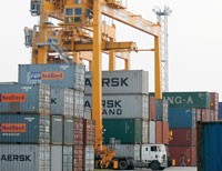 Doanh nghiệp xuất nhập khẩu nên tham gia các hợp đồng phái sinh để ngăn ngừa rủi ro tỷ giá.