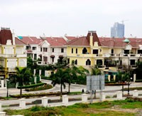 Với thu nhập bình quân 1.000 USD/năm, người dân khó có thể mua được bất động sản cao cấp.