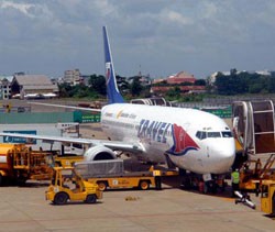 Máy bay của Indochina Airlines tiếp nhiên liệu của Vinapco.