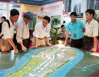 Khách hàng đang trao đổi thông tin về các dự án căn hộ tại Hội chợ triển lãm bất động sản Vietreal 2009.